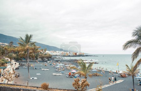 Foto de Hermosa playa de mar con turistas - Imagen libre de derechos