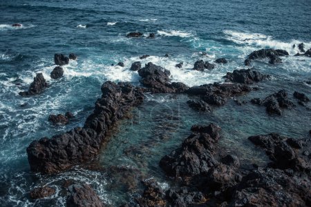Foto de La costa rocosa del océano - Imagen libre de derechos