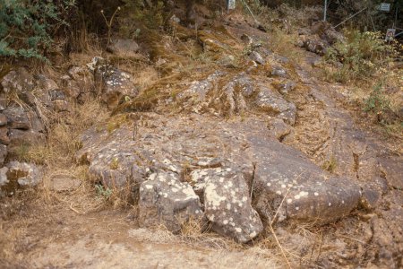 Téléchargez les photos : Rochers de pierre sur le sentier en montagne - en image libre de droit