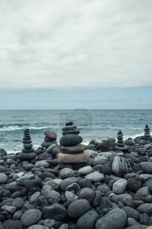 Téléchargez les photos : Piles de pierre sur la plage - en image libre de droit