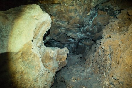 Foto de Interior de la cueva de piedra oscura - Imagen libre de derechos
