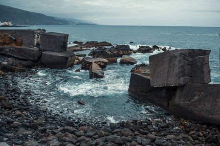 Foto de Hermosa costa rocosa con olas - Imagen libre de derechos