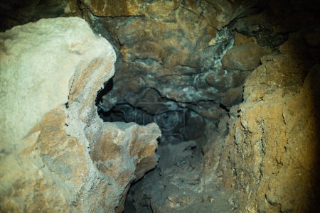 Foto de Dentro de la cueva de piedra oscura - Imagen libre de derechos