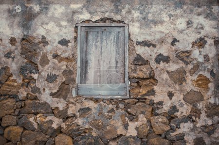 Téléchargez les photos : Vieille fenêtre en bois de maison en pierre - en image libre de droit