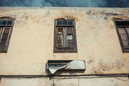 Téléchargez les photos : Fenêtres dans la vieille maison abandonnée - en image libre de droit
