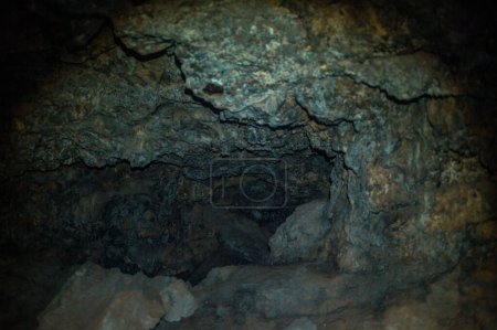 Foto de Dentro de la cueva rocosa oscura - Imagen libre de derechos