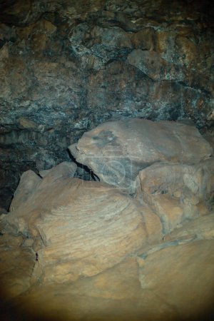 Foto de Dentro de la cueva rocosa oscura - Imagen libre de derechos