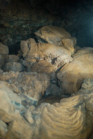 Téléchargez les photos : Intérieur de la grotte rocheuse sombre - en image libre de droit