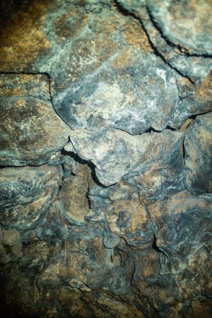 Téléchargez les photos : Intérieur de la grotte rocheuse sombre - en image libre de droit