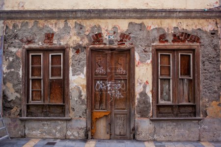 Foto de Puerta de madera y ventanas de la casa vieja - Imagen libre de derechos