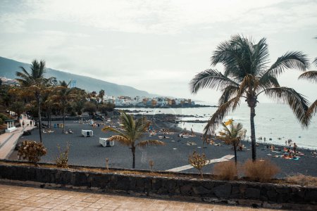Téléchargez les photos : Plage de mer dans la ville méditerranéenne - en image libre de droit