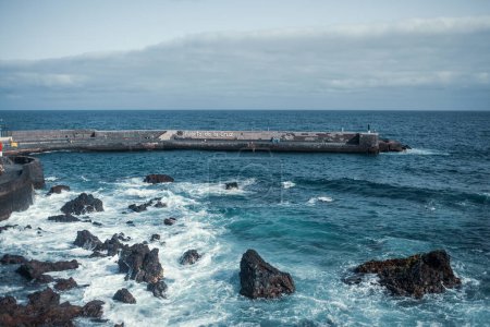 Téléchargez les photos : Masse sur la côte rocheuse - en image libre de droit