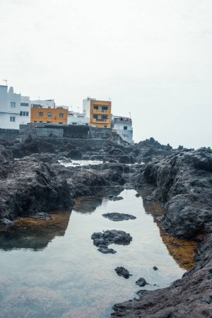 Foto de Ciudad en la costa rocosa del mar - Imagen libre de derechos