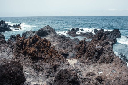 Téléchargez les photos : Belle côte de mer rocheuse avec des vagues - en image libre de droit