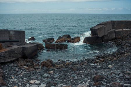 Téléchargez les photos : Belle côte de mer rocheuse avec des vagues - en image libre de droit