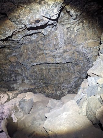 Téléchargez les photos : Roches dans la grotte sombre - en image libre de droit