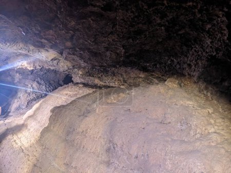 Téléchargez les photos : Grotte sombre dans les montagnes - en image libre de droit