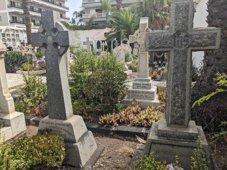 Foto de Cementerio con piedra y flores - Imagen libre de derechos
