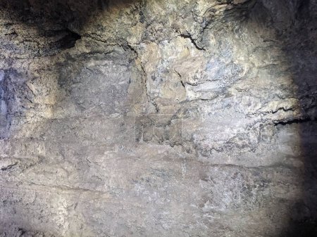 Foto de Un primer plano de una piedra en la cueva - Imagen libre de derechos