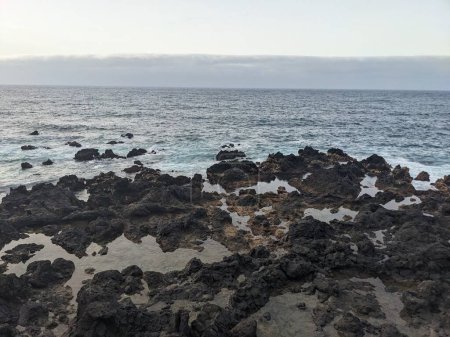 Foto de Orilla rocosa del océano Atlántico en Tenerife, Canarias, España, Europa - Imagen libre de derechos