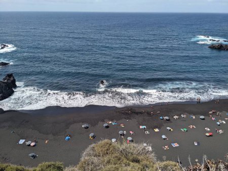 Foto de Playa rocosa volcánica de Tenerife, Islas Canarias, España - Imagen libre de derechos