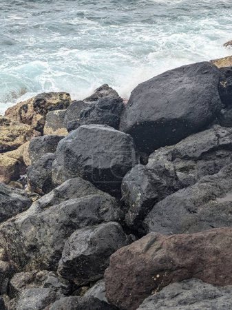 Foto de Orilla rocosa del océano Atlántico en Tenerife, Canarias, España, Europa - Imagen libre de derechos