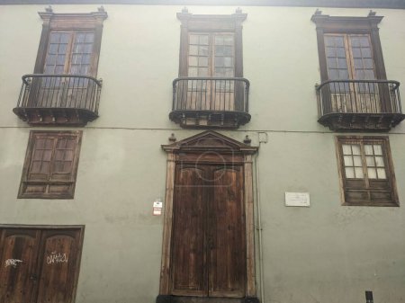 Foto de Antigua casa con ventanas - Imagen libre de derechos