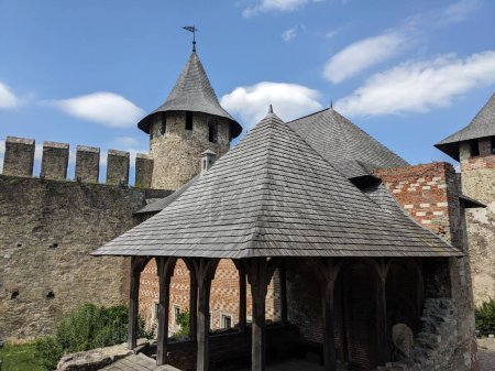 Turm und Mauern der Festung Chotyn am Ufer des Dnjestr, Chotyn, Ukraine, Europa 