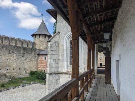 El área principal dentro de la fortaleza de Khotyn en la orilla del río Dniester, Khotyn, Ucrania, Europa 