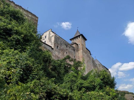 Téléchargez les photos : Tour et murs de la forteresse de Khotyn sur la rive de la rivière Dniester, Khotyn, Ukraine, Europe - en image libre de droit