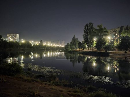 Téléchargez les photos : Une rivière avec une ville en arrière-plan - en image libre de droit