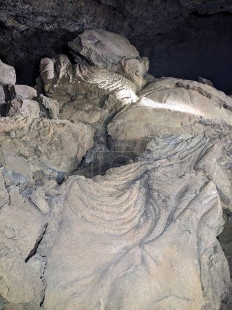 Téléchargez les photos : Belle vue sur la grotte rocheuse - en image libre de droit