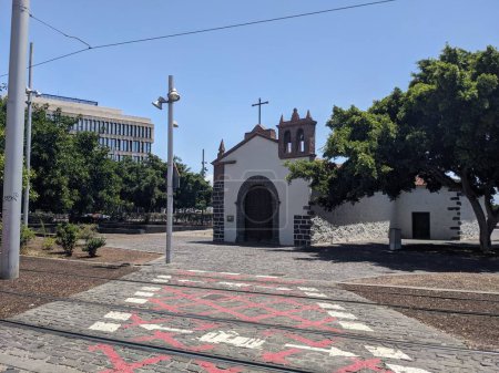 Téléchargez les photos : Vue de l'église de san juan, puerto de la cruz, tenerife - en image libre de droit