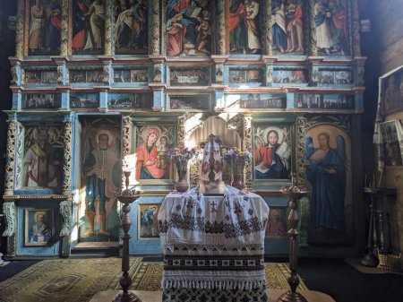 Téléchargez les photos : Une église avec un grand autel avec une croix - en image libre de droit