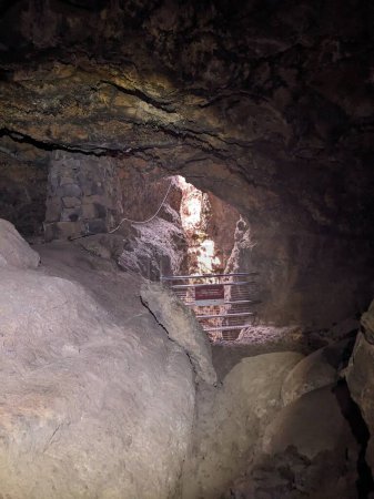 Téléchargez les photos : Grotte dans les montagnes - en image libre de droit
