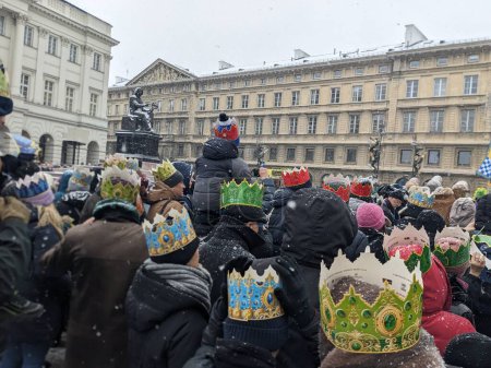 Foto de WARSAW, POLONIA-ENERO 06, 2024: Procesión disfrazada. Epifanía o Desfile del Día de los Reyes Magos el 06 de enero de 2011 en Varsovia, Polonia. - Imagen libre de derechos