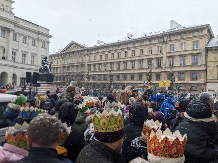 Téléchargez les photos : WARSAW, POLOGNE-06 JANVIER 2024 : Procession costumée. Parade de l "Épiphanie ou du Jour des Trois Rois le 06 janvier 2011 à Varsovie, Pologne. - en image libre de droit
