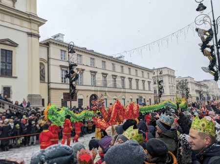Foto de WARSAW, POLONIA-ENERO 06, 2024: Procesión disfrazada. Epifanía o Desfile del Día de los Reyes Magos el 06 de enero de 2011 en Varsovia, Polonia. - Imagen libre de derechos