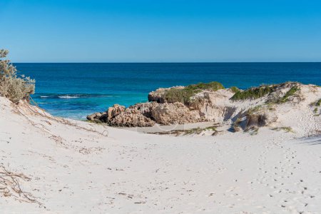 Téléchargez les photos : Jurien Bay, WA / Australie - 07 / 11 / 2020 Sandy Cape Recreation Park avec du sable blanc, de l'eau turquoise, d'excellentes zones de pêche et de baignade sécuritaires en fait une excellente aire de camping familiale près de Perth. - en image libre de droit