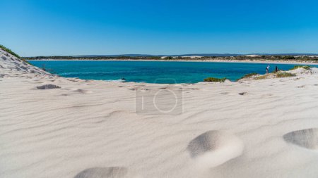 Téléchargez les photos : Jurien Bay, WA / Australie - 07 / 11 / 2020 Sandy Cape Recreation Park avec du sable blanc, de l'eau turquoise, d'excellentes zones de pêche et de baignade sécuritaires en fait une excellente aire de camping familiale près de Perth. - en image libre de droit