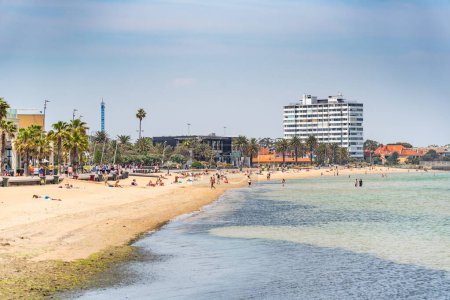 Foto de Melbourne, Victoria / Australia - 11 / 01 / 2019 St Kilda Beach es una playa situada en St Kilda, Port Phillip, a 6 kilómetros al sur del centro de Melbourne. Es la playa más famosa de Melbourne. - Imagen libre de derechos