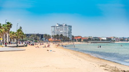 Foto de Melbourne, Victoria / Australia - 11 / 01 / 2019 St Kilda Beach es una playa situada en St Kilda, Port Phillip, a 6 kilómetros al sur del centro de Melbourne. Es la playa más famosa de Melbourne. - Imagen libre de derechos