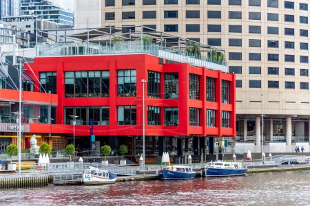 Foto de Melbourne, Victoria / Australia - 11/03/2019 Melbourne city's centre is the modern Federation Square development, with plazas, bars, and restaurants by the Yarra River. - Imagen libre de derechos