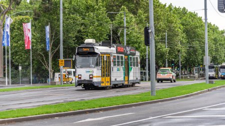 Foto de Melbourne, Victoria / Australia - 11 / 03 / 2019 Los tranvías son una forma importante de transporte público en Melbourne. La red consta de 250 kilómetros de doble vía, 493 tranvías, 24 rutas y 1.763 paradas de tranvía. - Imagen libre de derechos