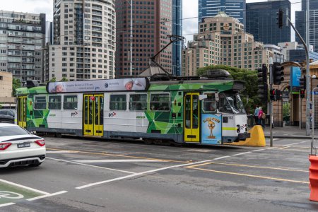 Foto de Melbourne, Victoria / Australia - 11 / 03 / 2019 Los tranvías son una forma importante de transporte público en Melbourne. La red consta de 250 kilómetros de doble vía, 493 tranvías, 24 rutas y 1.763 paradas de tranvía. - Imagen libre de derechos