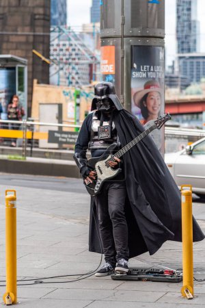 Foto de Melbourne, Victoria / Australia - 11 / 03 / 2019 Darth Vader tocando la guitarra en la ciudad de Melbourne. - Imagen libre de derechos