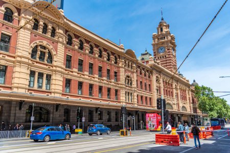 Téléchargez les photos : Melbourne, Victoria / Australie - 11 / 03 / 2019 La gare de Flinders Street est au coin des rues Flinders et Swanston à Melbourne. Elle dessert l'ensemble du réseau ferroviaire métropolitain. - en image libre de droit