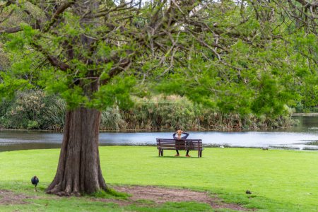 Foto de Melbourne, Victoria / Australia - 11 / 06 / 2019 Personas disfrutando de los relajantes alrededores de la naturaleza en los Jardines Botánicos de Melbourne - Imagen libre de derechos