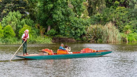 Foto de Melbourne, Victoria / Australia - 11 / 06 / 2019 Melbourne Botanical Gardens con los turistas navegando en una Gondala - Imagen libre de derechos