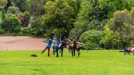 Foto de Melbourne, Victoria / Australia - 11 / 06 / 2019 Melbourne Botanical Gardens con los turistas divirtiéndose - Imagen libre de derechos